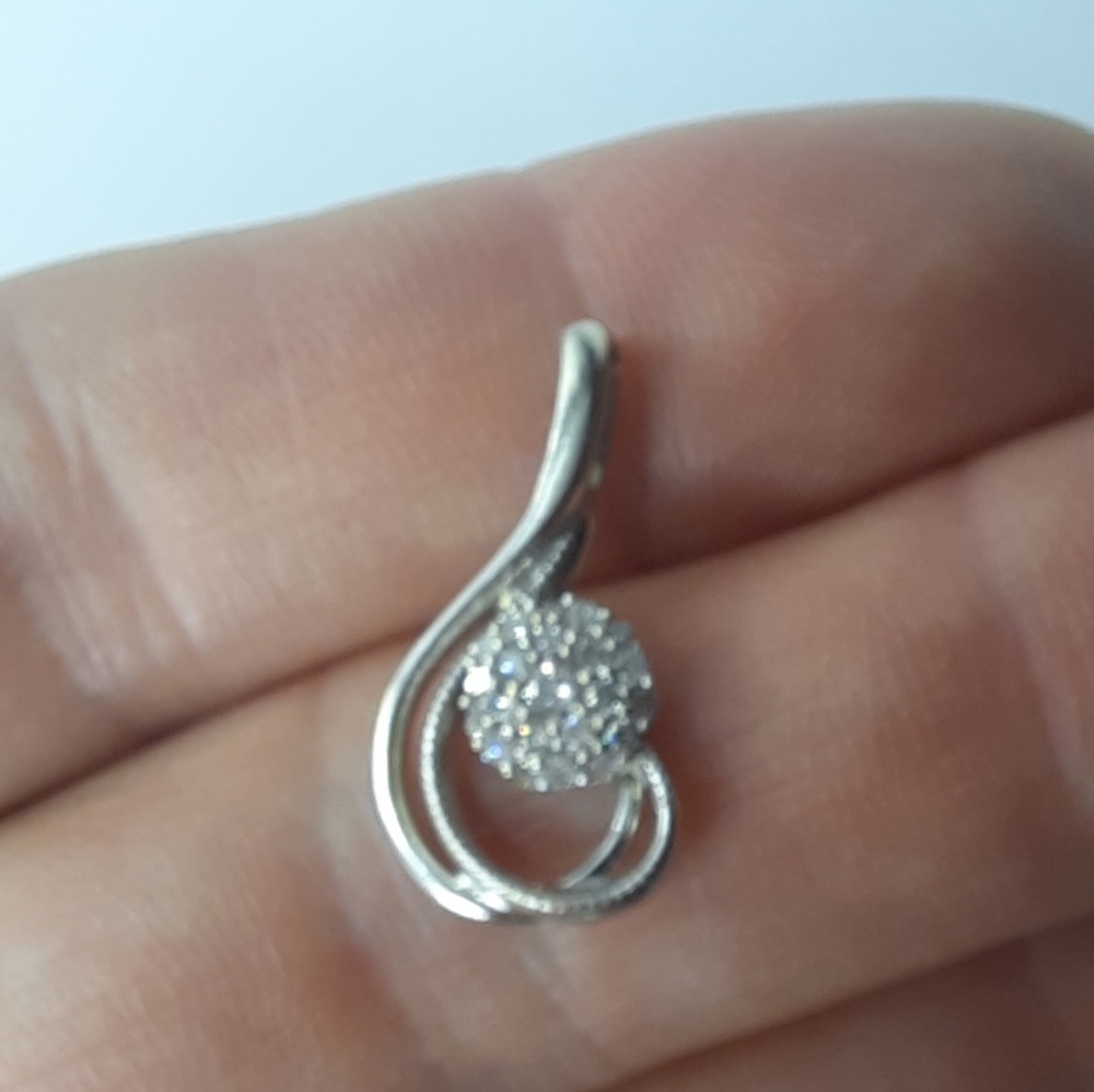 10K Diamond White Gold drop Cluster Pendant - Picture 4 of 6